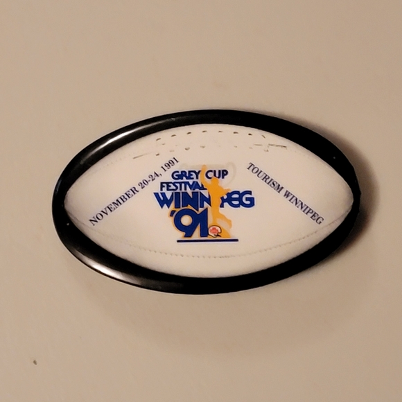CFL Three Winnipeg Grey Cup & One Blue Bombers Buttons - Picture 4 of 7